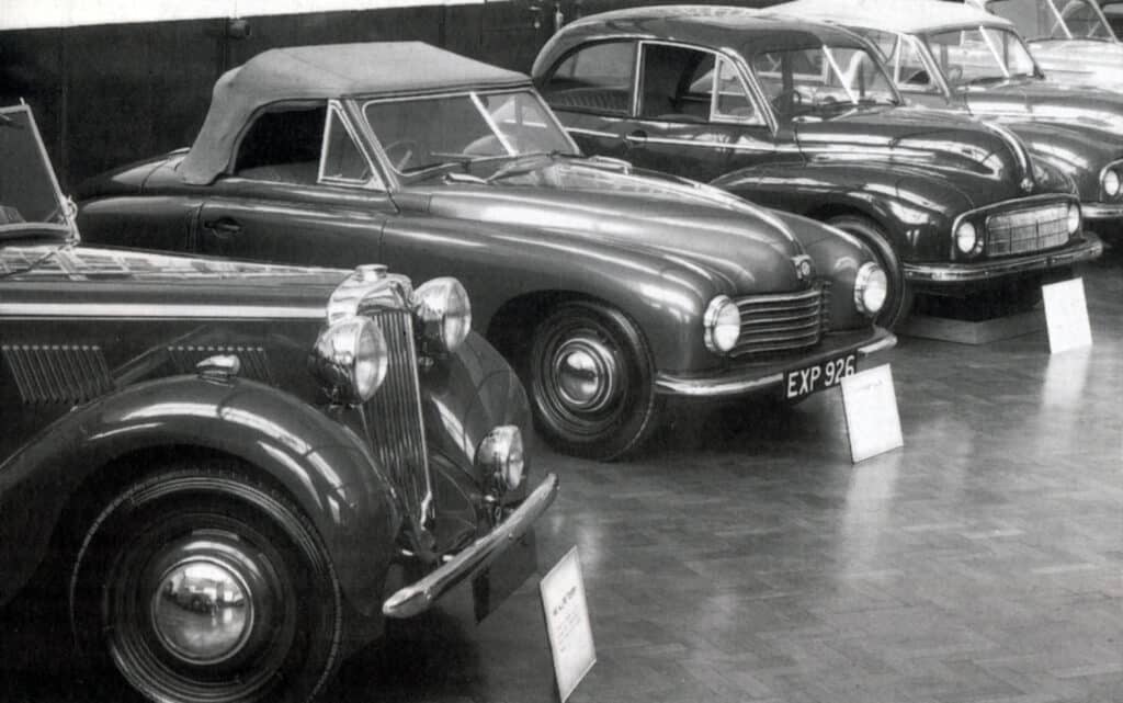 Black and white photo of full-size DO926 Midget-Major convertible mock-up, seen with the proposed 1948 Nuffield range in the Cowley viewing area.